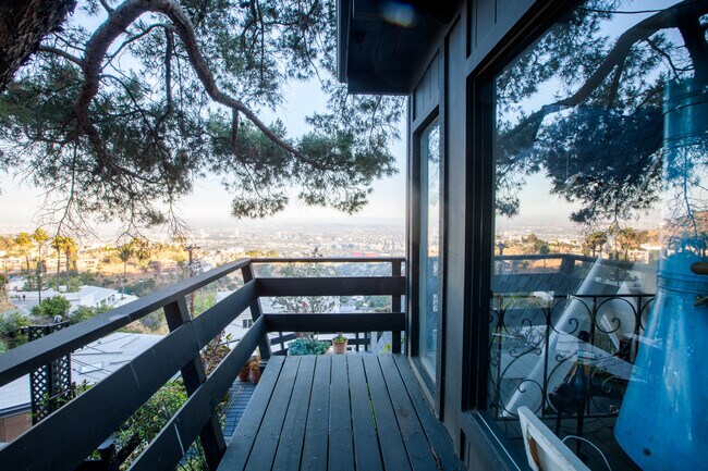 Building Photo - 2144 Sunset Plaza Dr