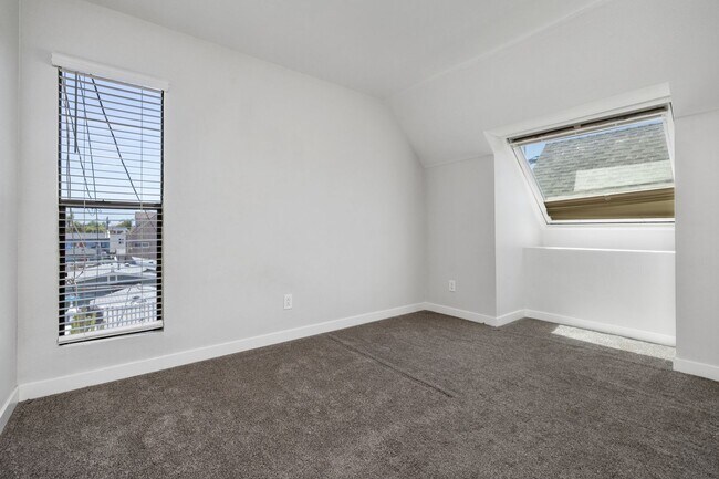 Building Photo - Mission Beach. 3 bedroom, 2.5 bath, 2 car garage,