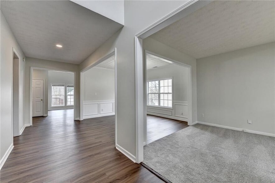 Building Photo - 6670 Island Pointe Dr