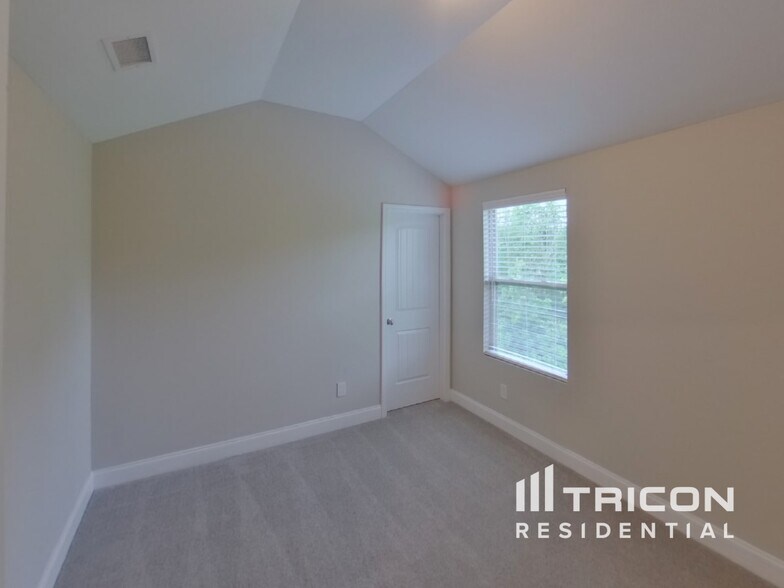 Building Photo - 2134 Pathfinder Dr