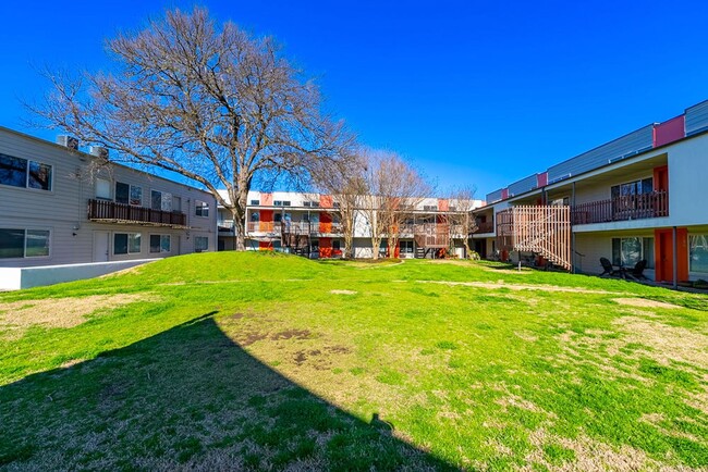 Building Photo - Modern 2 bed, 2 bath condo in South Austin