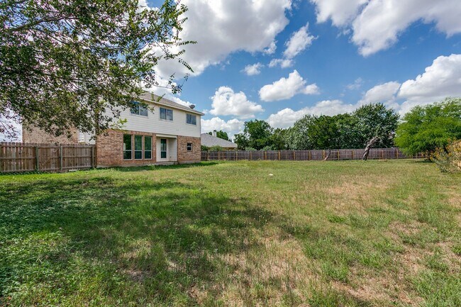Building Photo - Welcome home to this spacious 4-bedroom, 2...