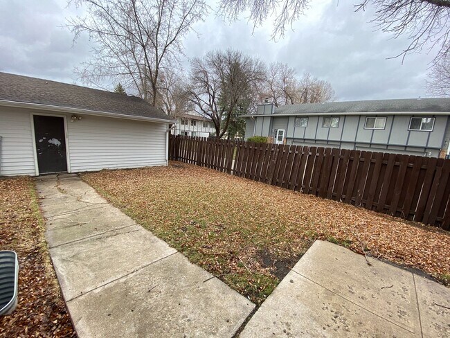 Building Photo - 4 Bedroom Townhome by Moorhead High School!
