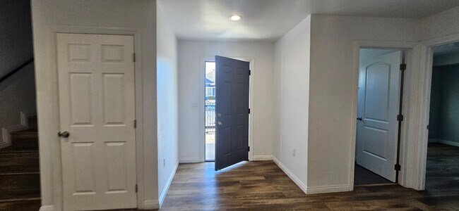 Building Photo - 211 W 43rd St