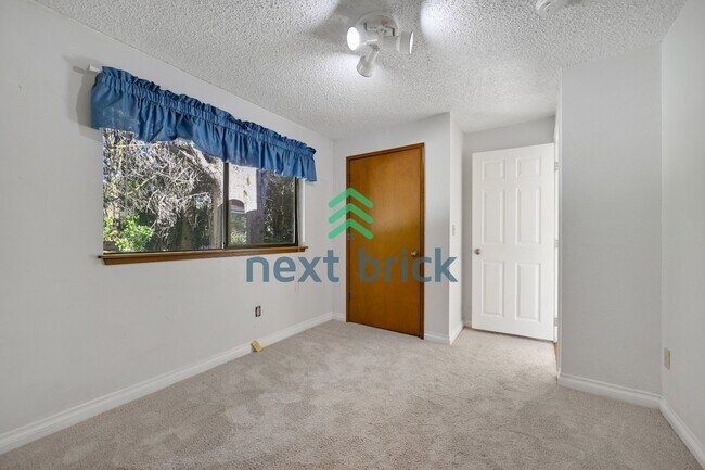 Building Photo - "Spacious 5-Bed Gem with 2.5 Baths in Prime Redmond Location!"