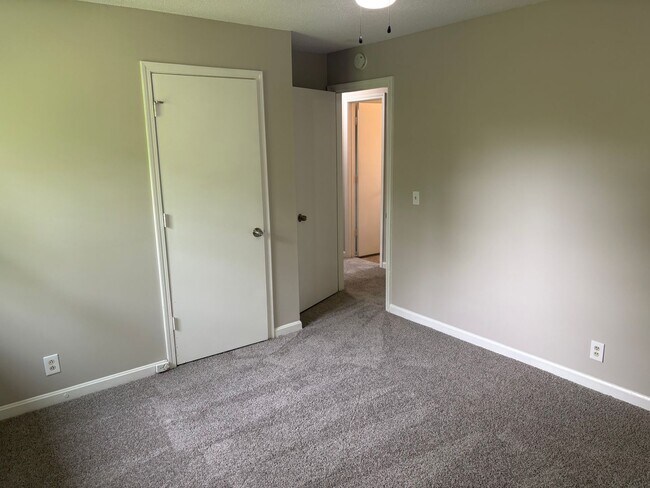 Building Photo - 3 bed 1 bath unit in duplex