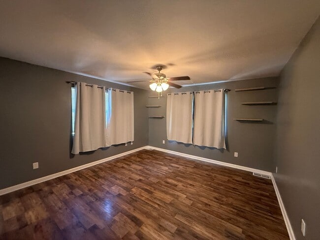 Building Photo - Cute 3 Bedroom Home on over an Acre in Ope...