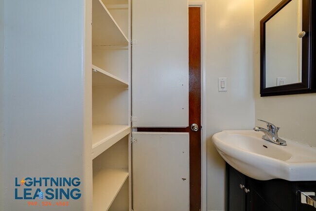 Building Photo - 6227 1/2 Craner Ave-6D