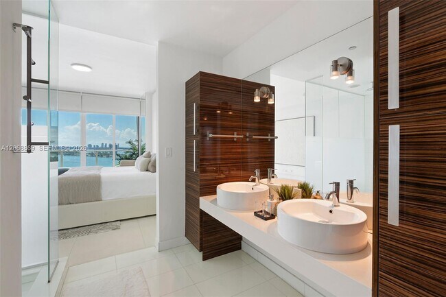 Building Photo - 2020 N Bayshore Dr