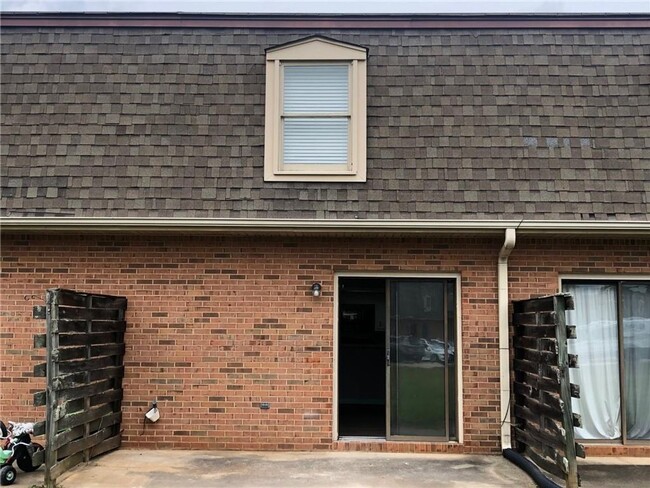 Building Photo - Great Oakwood location - 2 bedroom