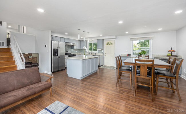 Building Photo - 621 S Salem Dr