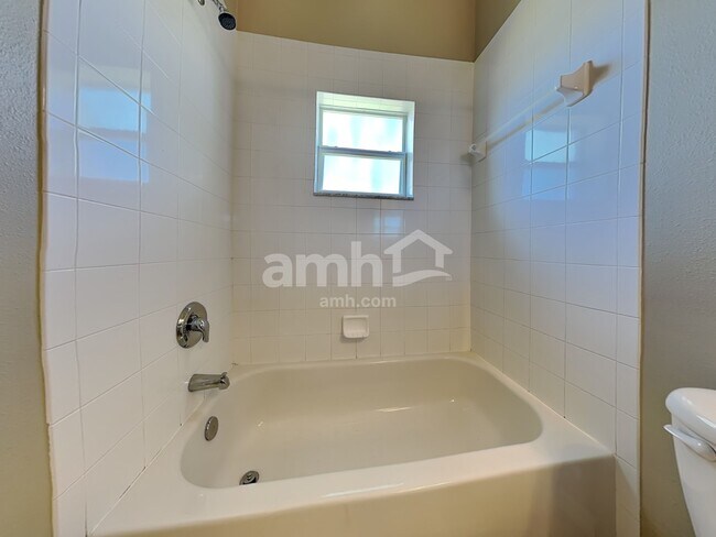 Building Photo - 1403 22nd Ave W