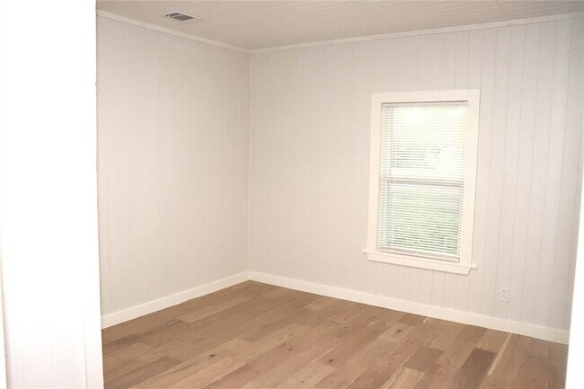 Building Photo - 352 W Vaughan St