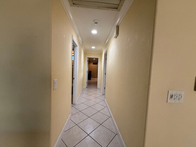 Building Photo - 942 Eaton Ave