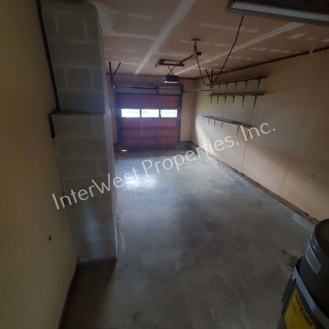 Building Photo - JOHNS01