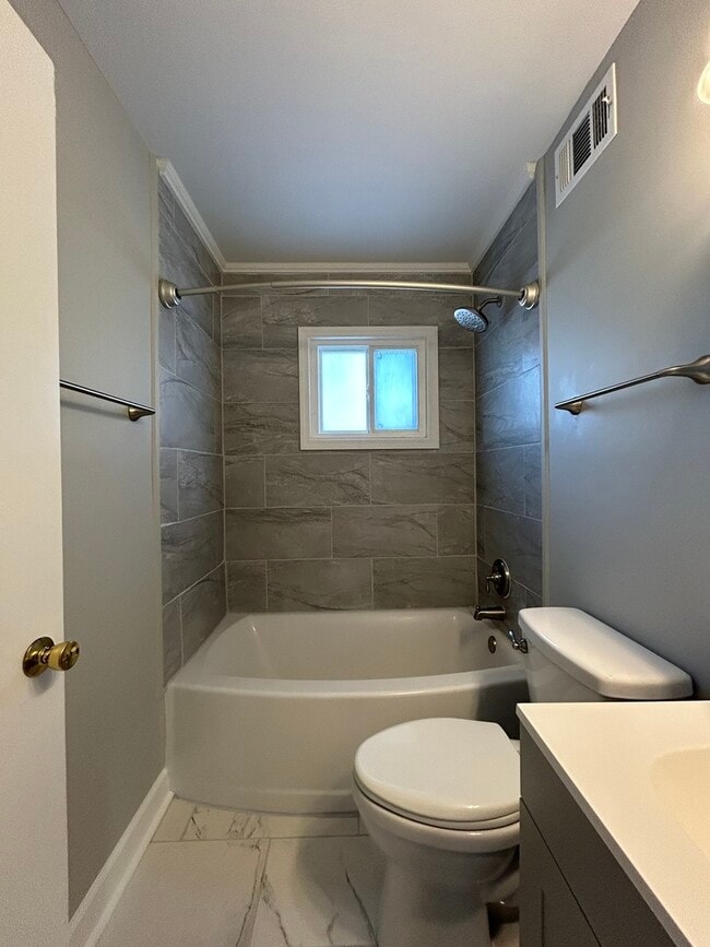 Building Photo - 807 Elm Ave