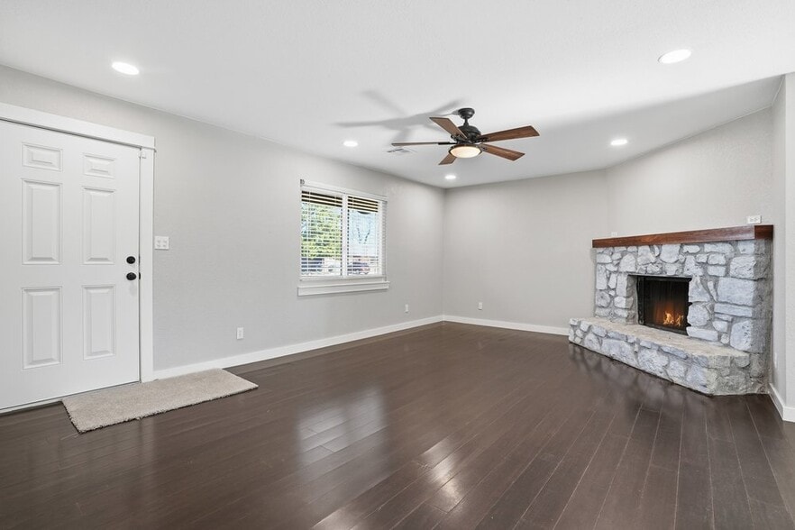 Living Room w/ Natural Sunlight & Ceiling Fan & Updated Can Lights - 14548 W 19th St S