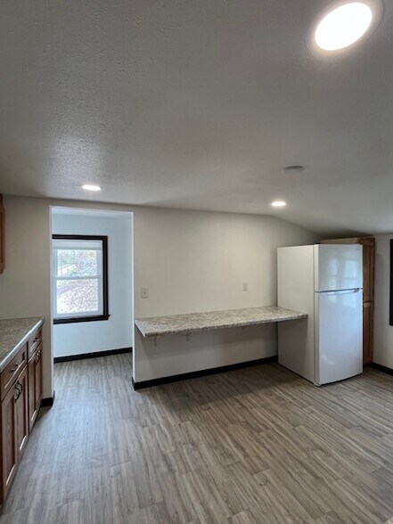 Building Photo - 513 N Maple Ave