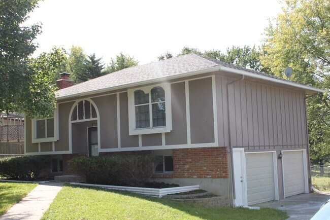 Building Photo - AVAILABLE NOW! Beautiful 3 Bedroom Home in...