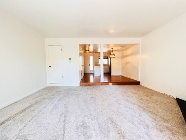 Building Photo - Move-in Ready 2BD/2.5BA Townhome in Westsi...