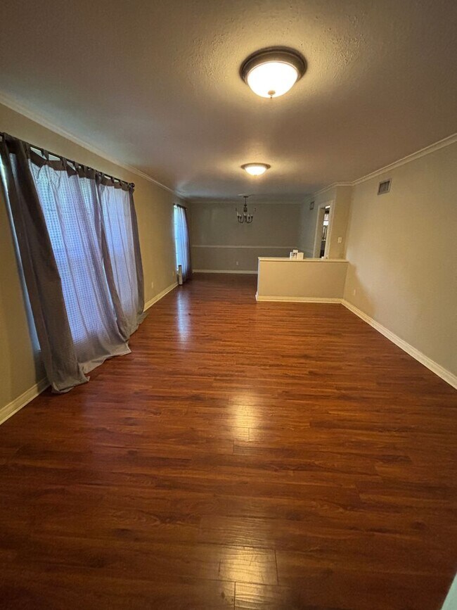 Building Photo - Beautiful 3 Bedroom Broadmoor Home