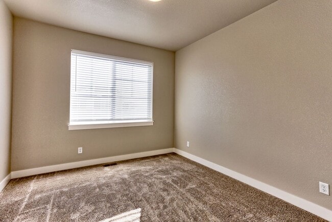 Building Photo - MOVE In SPECIAL - Beautiful 3 Bedroom 2 1/2 Bath Townhome in Loveland