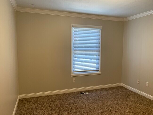 Building Photo - Awesome Carriage House in Chatham Arch!