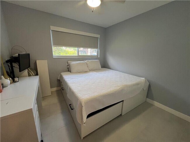 Building Photo - 1433 SE 5th Ct