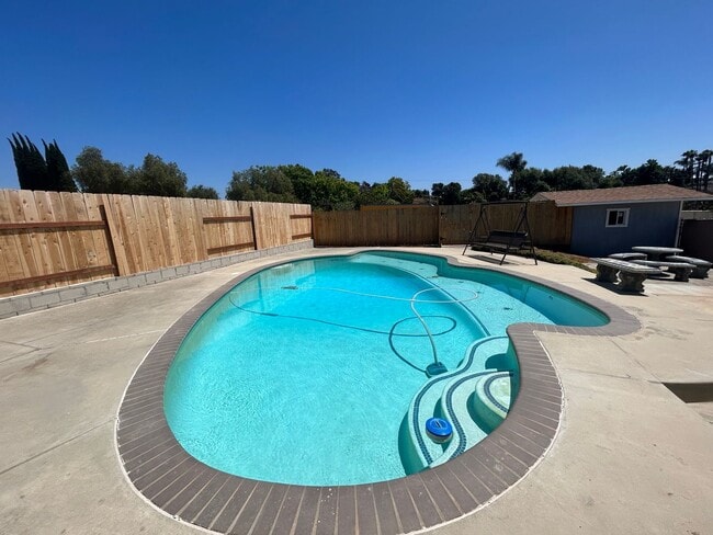 Building Photo - RURAL CHARM ON TOP OF THE HILLS IN VISTA