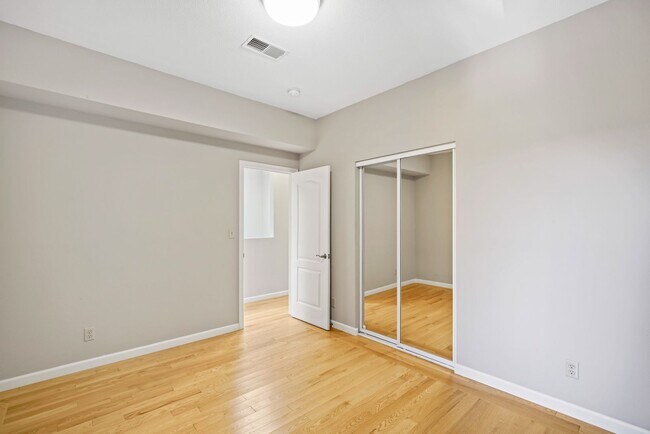 Building Photo - 3bed/2bath Top-Floor Flat w/ Modern SF Charm - Pet(s) Welcome