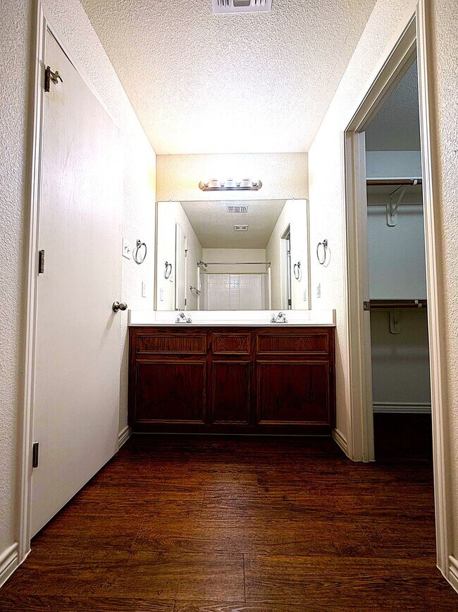Building Photo - 1511 Justin Lp