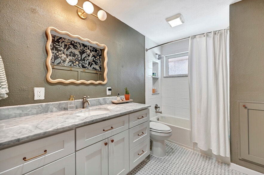 Building Photo - 6526 S Elizabeth Way