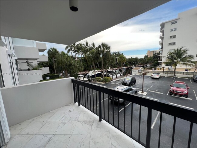 Building Photo - 4800 Bayview Dr