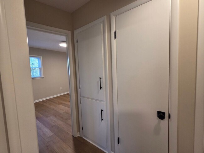 Building Photo - Beautiful 4 bedroom in Forest Hills