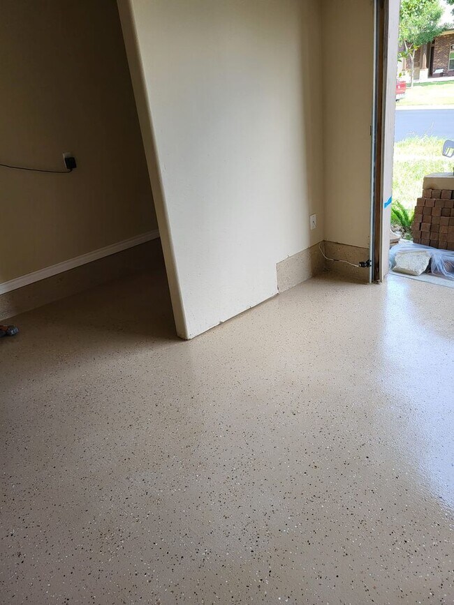Building Photo - Spacious 4-bedroom, 2.5 bath, 3 car garage...