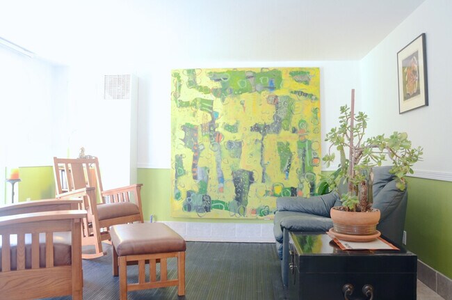 Building Photo - 208 27th Ave E