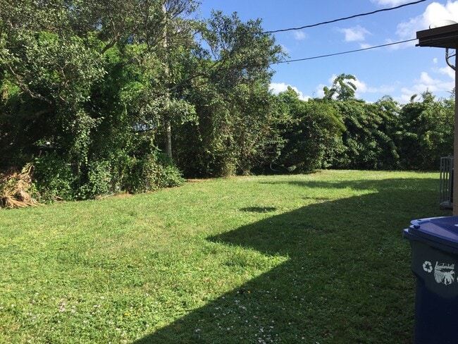 Building Photo - Amazing 3-1 house with fenced front and backyard !