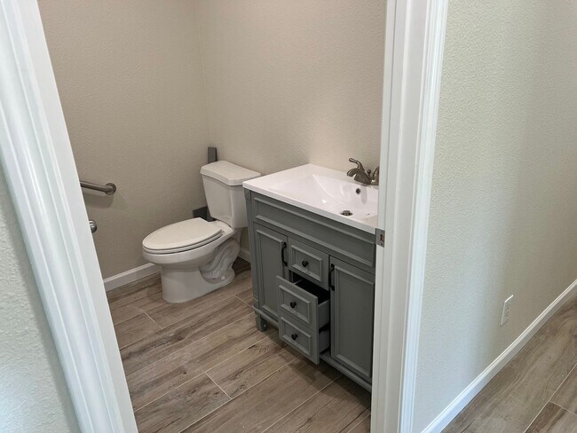 Building Photo - Adorable Kingsburg Home for rent