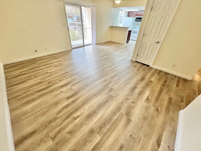 Building Photo - Stylish condo with new upgrades, tennis courts, and pool access