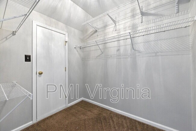 Building Photo - 6811 Dickens Ct E