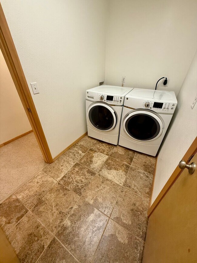 Building Photo - 2175 Chateau Ct