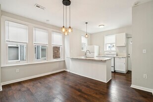Building Photo - 924 S 58th St
