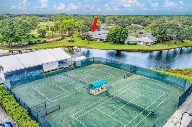 Building Photo - 515 Club Dr