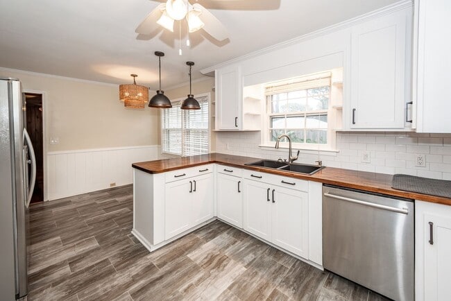 Building Photo - 6 Bedroom, 2.5 Bath House in Drayton on th...