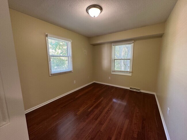 Building Photo - Adorable home on the NE side of Grand Rapids!