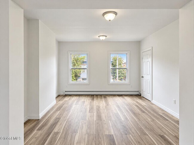 Building Photo - 33 Storrie St