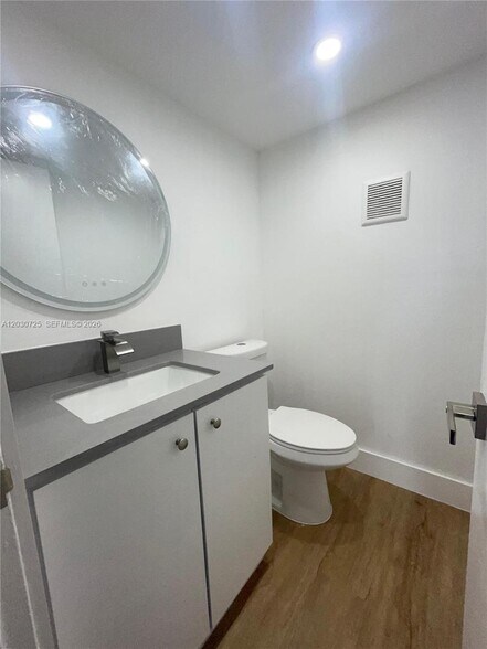 Building Photo - 9357 Fontainebleau Blvd