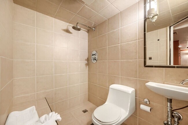 Building Photo - 2 BDR Gorgeous Updated Townhome with Huge Garden