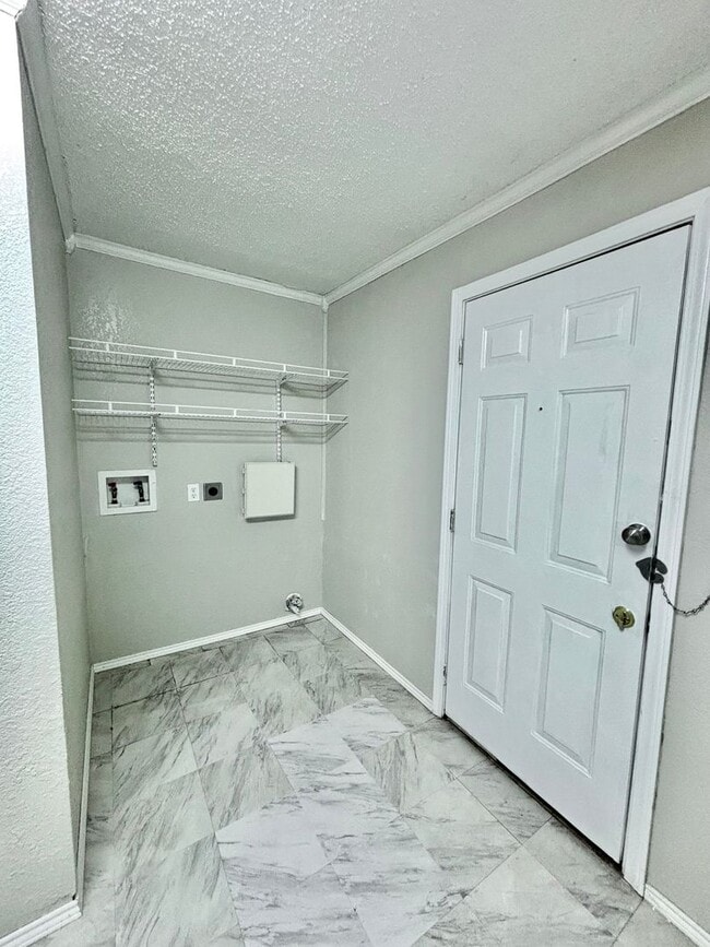 Building Photo - NOW AVAILABLE - Spacious 3-Bedroom Home + ...