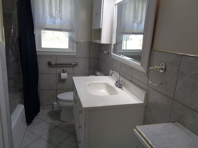 Building Photo - APPLICATION PENDING-Well-Maintained 2 Bedroom House for Rent